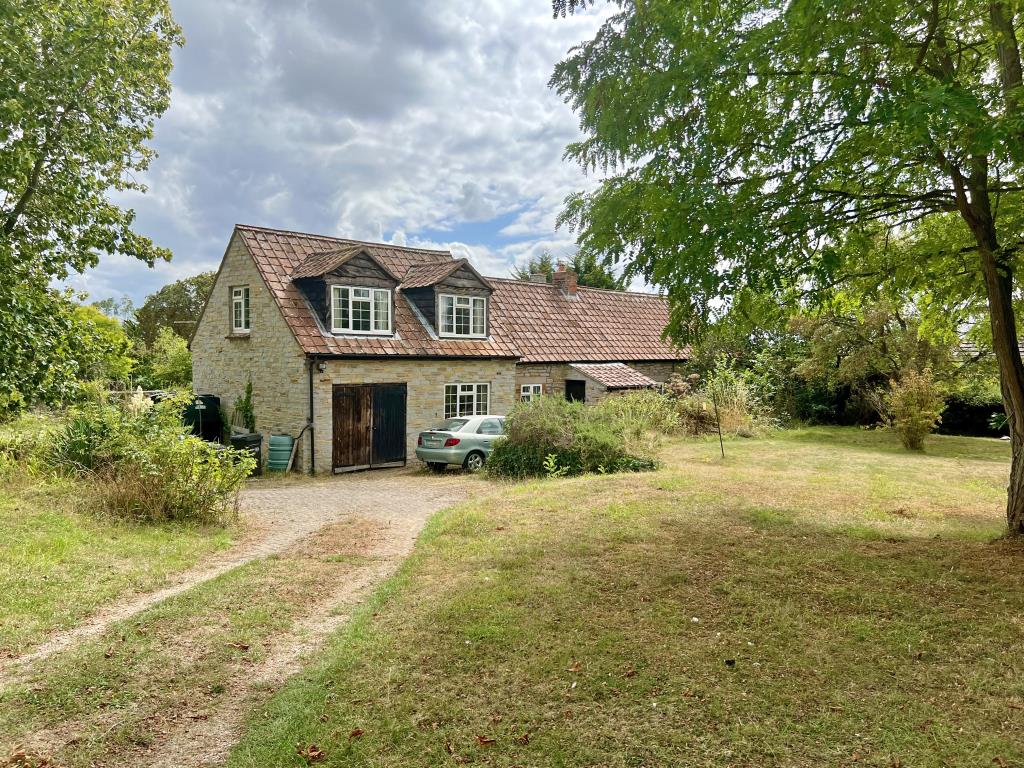 Lot: 89 - BARN CONVERSION FOR UPDATING WITH LARGE GARDEN - FURTHER DEVELOPMENT POTENTIAL -